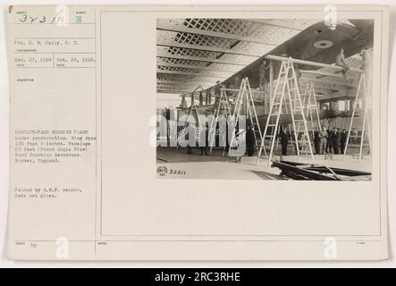 Photographie de l'avion bombardant Handley-page en construction à l'aérodrome de Ford Junction, Sussex, Angleterre. L'avion a une envergure d'aile de 100 pieds 8 pouces et un fuselage de 67 pieds. Prise par Pvt. D.W. Kelly le 24 octobre 1918. Autorisé par A.E.P. Censor. Numéro de référence 111-SC-32311. ' Banque D'Images