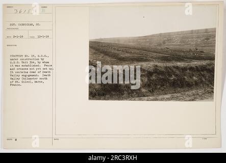 L'image 111-SC-36189 montre le cimetière Sumber E n ° 15, situé dans la Vallée de la mort, Marne, France. La photo a été prise le 1 décembre 1918 par SOT. Carnochan. Le cimetière est en construction par G.R.S. Unité 304 et n'a pas encore de clôture ou de croix. Il contiendra les restes des soldats de l'engagement de la Vallée de la mort. Banque D'Images