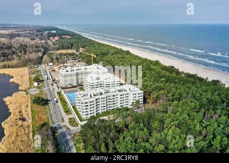 Kolberg, Pologne, 20 avril 2023 : vue aérienne de l'Hôtel Rogowo Pearl, qui est agrandi avec un chantier de construction, surplombant la mer Baltique à proximité Banque D'Images