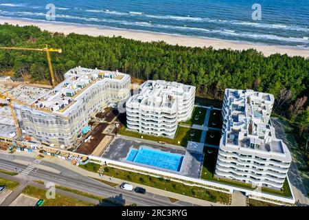 Kolberg, Pologne, 20 avril 2023 : vue aérienne de l'hôtel Rogowo Pearl, qui est en cours d'agrandissement avec un chantier de construction, près de Kołobrzeg, en Pologne Banque D'Images
