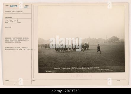 Des soldats du détachement d'entraînement de l'armée de l'école polytechnique Benson à Portland, Oregon, défilent dans un défilé de bataillon. La photo a été prise le 27 janvier 1919 et a reçu le numéro d'identification de l'ÉCOLE POLYTECHNIQUE au BENSON. La société est dirigée par le 1st Lt. Michelbook. Le détachement faisait partie du 2nd U.S. Détachement d'entraînement de l'armée à partir du 1 octobre 1918. Banque D'Images