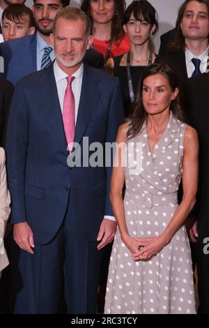 Le roi Felipe VI d'Espagne et la reine Letizia d'Espagne délivrent des bourses 'la Caixa' au centre culturel CaixaForum le 12 juillet 2023 à Madrid, en Espagne Banque D'Images