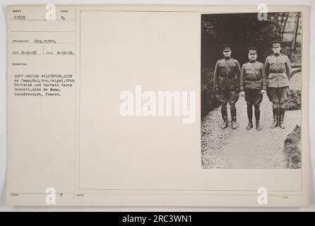 Le capitaine George Wilkerson, aide de Camp, le major général Weigel de la 88e division, et le capitaine Harry Gurnett, aide de Camp, sont photographiés à Gondrecourt, en France. Cette photographie a été prise le 19 avril 1919 par un photographe du signal corps. Banque D'Images