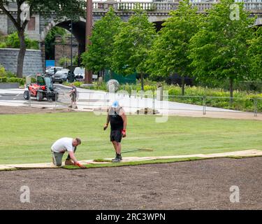 27 juin 2023. Aberdeen, Écosse. Ce sont des ouvriers qui posent du nouveau gazon dans Union Terrace Gardens dans le centre-ville Banque D'Images
