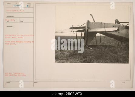 Image de l'école de vol Air Service à Rich Field à Waco, Texas. La photo a capturé l'avion 5023 endommagé alors qu'il roulait dans de hautes herbes. La photographie a été reçue du photographe D. M. A. en décembre 1918. Il est marqué « NON DESTINÉ À LA PUBLICATION » et « À USAGE OFFICIEL UNIQUEMENT ». Banque D'Images