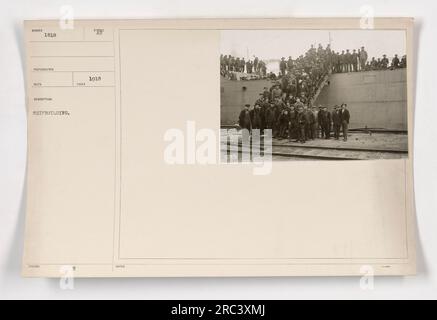 Les ouvriers construisent un navire dans un chantier naval pendant la première Guerre mondiale. La photographie est étiquetée 111-SC-1818 et a été reçue par le photographe en 1918. L'image montre les activités de construction navale pendant la guerre. Banque D'Images