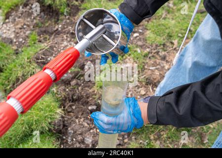 Dorney, Royaume-Uni. 12 juillet 2023. Les scientifiques citoyens Dave et Jacqui Wallace travaillant pour le compte du Henley River action Group ont effectué aujourd'hui des tests sur les niveaux de pollution de l'eau dans le fossé de Roundmoor (photo) à Dorney Common dans le Buckinghamshire en utilisant l'équipement de test fourni par Earthwatch Europe. La surveillance de la durée des événements de Thames Water (EDM) montre que Thames Water a déversé dans le fossé de Roundmoor à partir de la station d'épuration voisine de Thames Water Slough, cependant, la dernière décharge EDM a été enregistrée le 21 janvier 2023. Les résultats des tests d'aujourd'hui sur l'eau nuageuse à Roundmoor Ditch Banque D'Images