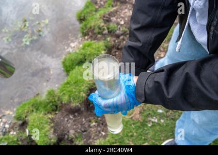 Dorney, Royaume-Uni. 12 juillet 2023. Les scientifiques citoyens Dave et Jacqui Wallace travaillant pour le compte du Henley River action Group ont effectué aujourd'hui des tests sur les niveaux de pollution de l'eau dans le fossé de Roundmoor (photo) à Dorney Common dans le Buckinghamshire en utilisant l'équipement de test fourni par Earthwatch Europe. La surveillance de la durée des événements de Thames Water (EDM) montre que Thames Water a déversé dans le fossé de Roundmoor à partir de la station d'épuration voisine de Thames Water Slough, cependant, la dernière décharge EDM a été enregistrée le 21 janvier 2023. Les résultats des tests d'aujourd'hui sur l'eau nuageuse à Roundmoor Ditch Banque D'Images