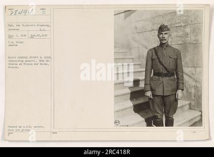 Le major-général Joseph E. Kuhn, commandant la 79e division, pose pour une photographie à Troyon sur Meuse, en France. Prise le 23 octobre 1918 par le sergent Morris Fineberg de 1e classe, l'image montre le général Kuhn portant des lunettes de soleil. La photographie a été approuvée par le censeur des Forces expéditionnaires américaines (A.R.F.), bien que la date précise de l'approbation soit inconnue. Banque D'Images