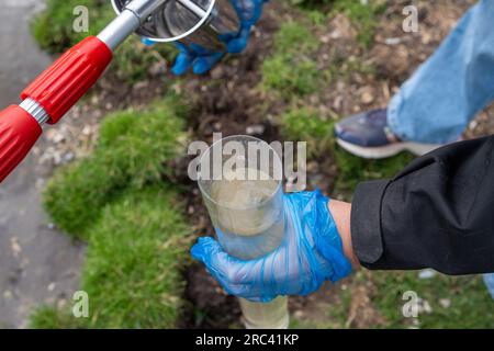 Dorney, Royaume-Uni. 12 juillet 2023. Les scientifiques citoyens Dave et Jacqui Wallace travaillant pour le compte du Henley River action Group ont effectué aujourd'hui des tests sur les niveaux de pollution de l'eau dans le fossé de Roundmoor (photo) à Dorney Common dans le Buckinghamshire en utilisant l'équipement de test fourni par Earthwatch Europe. La surveillance de la durée des événements de Thames Water (EDM) montre que Thames Water a déversé dans le fossé de Roundmoor à partir de la station d'épuration voisine de Thames Water Slough, cependant, la dernière décharge EDM a été enregistrée le 21 janvier 2023. Les résultats des tests d'aujourd'hui sur l'eau nuageuse à Roundmoor Ditch Banque D'Images