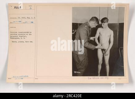 Recrues de l'aviation subissant des examens physiques à l'hôpital épiscopal de Washington, D.C. L'examen porte sur les os et les articulations des avant-bras des recrues. Cette photographie, numéro 8220, a été prise par le lieutenant Reid en avril 1918. Il est indiqué pour un usage officiel seulement et non pour publication. Banque D'Images