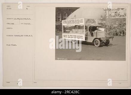 Défilé de la victoire à New York, NY avec un flotteur de nourriture pendant la guerre mondiale 1. Cette photographie, prise le 3 mai 1919, montre un flotteur orné de divers produits alimentaires. Les notes d’accompagnement soulignent le fait qu’il en coûte au gouvernement 45 cents par jour pour nourrir un soldat, avec 4 millions d’hommes nourris et 800 000 000 repas fournis par jour après l’armistice. Il est également mentionné la possibilité d'économiser avec l'achat de nourriture par l'entremise du commissaire. Cette image a été capturée par le lieutenant Geo. H. Lyon, S.C.' Banque D'Images