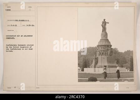 Les familles se rassemblent au cimetière d'Arlington le jour de la décoration pour honorer les héros tombés au combat. Les filles unies de la Confédération érigent un monument confédéré, dédié à leurs propres soldats tombés au combat. La photographie, prise par le sergent Coombs, a été reçue le 6 juin 1919 et le symbole au cimetière a été capturé le 30 mai 1919. » Banque D'Images