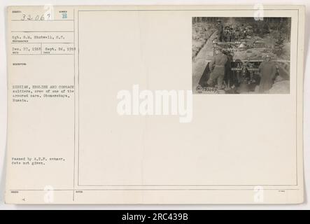 Légende : soldats russes, anglais et cosaques, équipage d'une voiture blindée, à Obozerskaya, Russie. Cette photographie, prise le 24 septembre 1918, montre le sergent G.M. Shotwell du signal corps. Il s'agit du numéro 32067 de la collection des activités militaires américaines pendant la première Guerre mondiale. La photo a reçu l'approbation du censeur de l'A.E.P. Banque D'Images