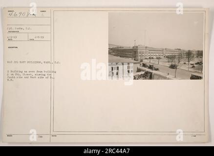 Vue du bâtiment D des bâtiments War and Navy à Washington, D.C., prise du bâtiment C sur la 6e rue. La photographie capture le côté sud et le côté ouest du bâtiment D. L'image est en noir et blanc, prise par le photographe 8,0. La date de la photographie est le 5 avril 1919. Banque D'Images