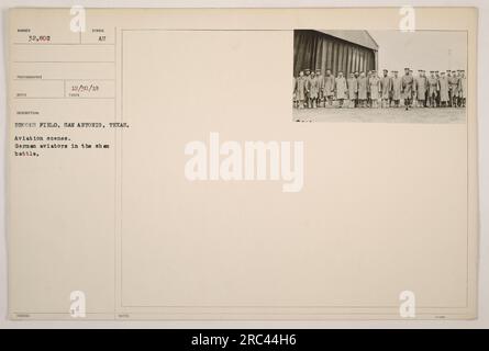 Aviateurs allemands participant à une bataille simulée à Brooks Field, San Antonio, Texas pendant la première Guerre mondiale. La photographie, numérotée 32 802 de la collection American Military Activities, montre des scènes aéronautiques de l'événement. Cette image particulière a été prise le 30 décembre 1918. H NOTES 1-100 sont associées à la photographie. Banque D'Images