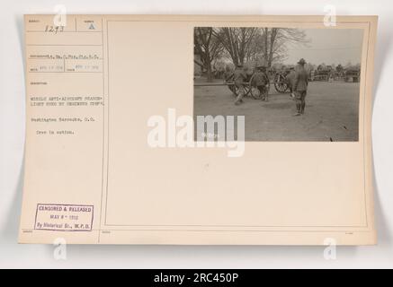 Image d'un projecteur antiaérien mobile en action, utilisé par le corps du génie à Washington Barracks, D.C. La photographie a été prise entre le 17 avril 1918 et le 28 avril 1918. Cette image a été censurée et publiée le 9 mai 1918 par la branche historique de la Division des plans de guerre. Banque D'Images