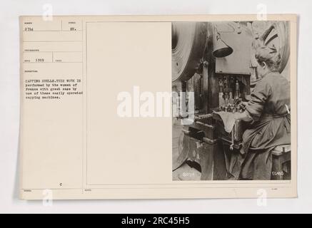 Une photographie représentant des femmes en France coiffant des coquilles pendant la première Guerre mondiale à l'aide de machines à capsuler faciles à utiliser. Les femmes sont habiles à cette tâche et l'accomplissent avec une grande facilité. La photographie a été prise par le photographe Red en 1919. L'image est étiquetée comme 111-SC-2714 dans la collection des activités militaires américaines pendant la guerre. Banque D'Images