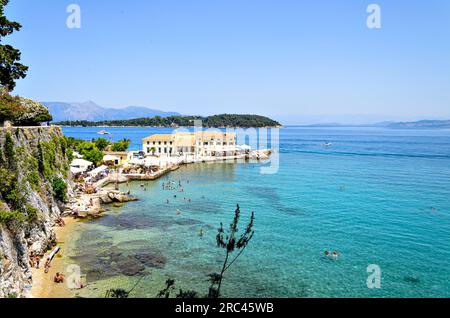 Corfou, Grèce ; 21 juin 2022 : plage de Faliraki (plage d'Alecos), bain public dans la vieille ville, mer Ionienne Banque D'Images