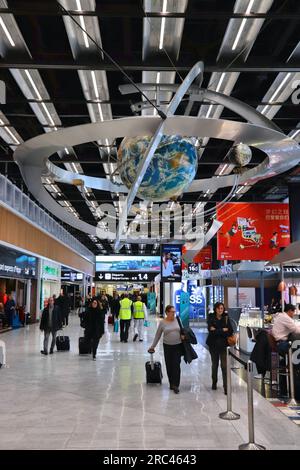 PARIS, FRANCE - 29 NOVEMBRE 2019 : visite de l'aéroport de Paris Orly en France. C'est le 2ème aéroport le plus occupé de France. Banque D'Images