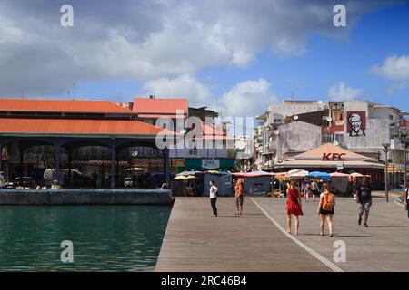 GUADELOUPE, FRANCE - 6 DÉCEMBRE 2019 : les gens marchent dans le centre-ville de Pointe-a-Pitre, Guadeloupe. Pointe-a-Pitre est la plus grande ville de la Guadeloupe. Banque D'Images