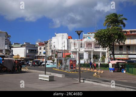 GUADELOUPE, FRANCE - 6 DÉCEMBRE 2019 : les gens marchent dans le centre-ville de Pointe-a-Pitre, Guadeloupe. Pointe-a-Pitre est la plus grande ville de la Guadeloupe. Banque D'Images