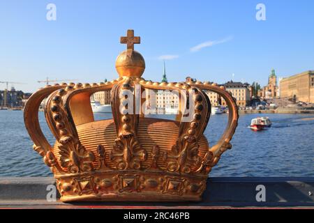 Point de repère de Stockholm. Sculpture de couronne dorée sur le pont Skeppsholmsbron dans la ville de Stockholm, Suède. Banque D'Images