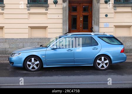 GÖTEBORG, SUÈDE - 26 AOÛT 2018 : voiture familiale Saab 9-5 bleue garée à Göteborg, Suède. Il y a 4,8 millions de voitures de tourisme régist Banque D'Images