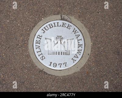 LONDRES, Royaume-Uni - 06 JUIN 2023 : panneau Silver Jubilee Walkway circa 1977 Banque D'Images