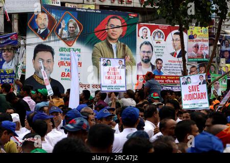 Dhaka, Dhaka, Bangladesh. 12 juillet 2023. Le principal parti d'opposition du Bangladesh, le Parti nationaliste du Bangladesh (BNP), a organisé un rassemblement devant son bureau principal à Nayapaltan, Dhaka, pour exiger la démission du gouvernement de la ligue Awami. Un point de demande du rassemblement est la démission du Premier ministre Sheikh Hasina et le BNP ne participera à aucune élection sous le gouvernement de la Ligue Awami. (Image de crédit : © Syed Mahabubul Kader/ZUMA Press Wire) USAGE ÉDITORIAL SEULEMENT! Non destiné à UN USAGE commercial ! Banque D'Images