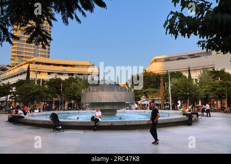 TEL AVIV, ISRAËL - 3 NOVEMBRE 2022 : visite de la célèbre place Dizengoff à tel Aviv, Israël. Tel Aviv White City et ses bâtiments bauhaus sont une Banque D'Images