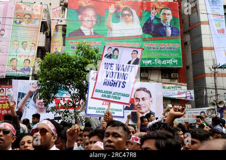 Dhaka, Dhaka, Bangladesh. 12 juillet 2023. Le principal parti d'opposition du Bangladesh, le Parti nationaliste du Bangladesh (BNP), a organisé un rassemblement devant son bureau principal à Nayapaltan, Dhaka, pour exiger la démission du gouvernement de la ligue Awami. Un point de demande du rassemblement est la démission du Premier ministre Sheikh Hasina et le BNP ne participera à aucune élection sous le gouvernement de la Ligue Awami. (Image de crédit : © Syed Mahabubul Kader/ZUMA Press Wire) USAGE ÉDITORIAL SEULEMENT! Non destiné à UN USAGE commercial ! Banque D'Images