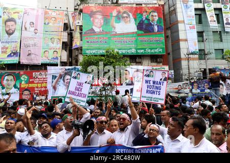 Dhaka, Dhaka, Bangladesh. 12 juillet 2023. Le principal parti d'opposition du Bangladesh, le Parti nationaliste du Bangladesh (BNP), a organisé un rassemblement devant son bureau principal à Nayapaltan, Dhaka, pour exiger la démission du gouvernement de la ligue Awami. Un point de demande du rassemblement est la démission du Premier ministre Sheikh Hasina et le BNP ne participera à aucune élection sous le gouvernement de la Ligue Awami. (Image de crédit : © Syed Mahabubul Kader/ZUMA Press Wire) USAGE ÉDITORIAL SEULEMENT! Non destiné à UN USAGE commercial ! Banque D'Images