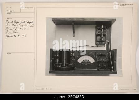 Sergent instruisant les membres de la trente-quatrième compagnie de service du corps des signaux dans les opérations sur le terrain en utilisant l'équipement de signal seh Supplex. La photo a été prise le 10 septembre 1918 à Tours, France. Cette image est une copie originale des Archives nationales, consultée sous le numéro de dossier 23385.' Banque D'Images