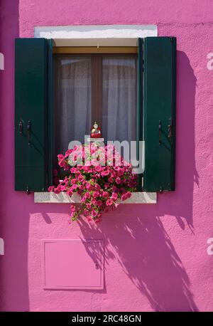 Italie, Vénétie, île de Burano, rangée colorée de façades de maisons. Italie, Vénétie, Venise. Banque D'Images