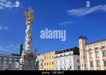 Hauptplatz (place principale) à Linz, Autriche. Monument de la colonne de peste. Banque D'Images