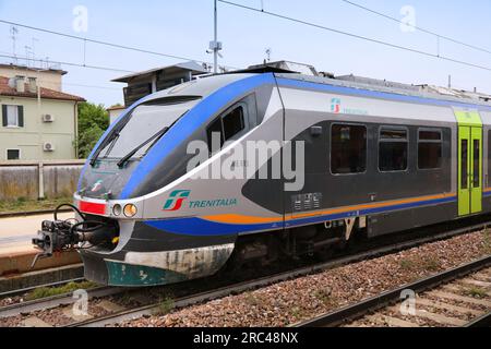 TRÉVISE, ITALIE - 21 MAI 2023 : train de voyageurs Trenitalia Pop dans la gare de Trévise, Italie. Unité multiple électrique Alstom Coradia Stream (EMU). Banque D'Images