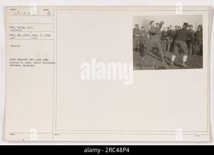 Le VP Kelly et le photographe Gene Delmont et Jake Abel sont vus boxer dans une zone ouverte à la caserne navale à Chatham, en Angleterre. La photographie a été prise le 7 décembre 1918 et le négatif a été reçu le 26 février 1919. L'image est numérotée comme 41035 et mesure 10,35 pouces. Banque D'Images