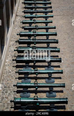 Rangée de canons dans la cour principale du Musée de l'Armée, un musée militaire national de France , Paris, France Banque D'Images