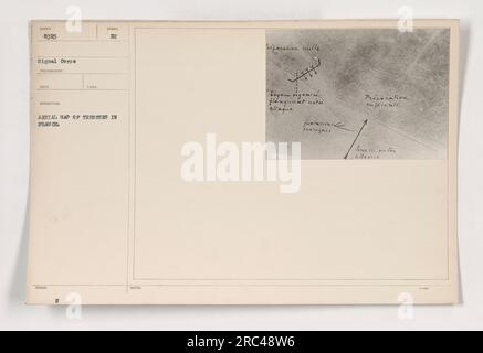 Un photographe du US signal corps capture une scène pendant la première Guerre mondiale. L'image montre un soldat examinant une carte aérienne des tranchées en France. La carte est étiquetée avec la lettre « H » et des notes sur les travaux de réparation et les préparatifs en vue d'une attaque. Banque D'Images