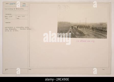 Le bataillon étudiant de l'Université du Wisconsin est capturé lors d'une randonnée en novembre 1918. Cette photo a été prise à Madison, Wisconsin. La photographie fait partie de la collection de l'Université du Wisconsin et était le sujet numéro 55171. Il a été pris en avril 1917 et porte un dossier de description. L'image est marquée comme « à usage officiel uniquement ». Banque D'Images