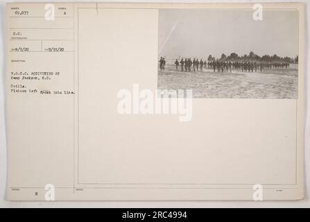 Des cadets du ROTC au Camp Jackson, en Caroline du Sud, participant à des exercices. Sur cette photo, un peloton exécute le front gauche en manœuvre de ligne. La photographie a été prise pendant la première Guerre mondiale, et l'image fait partie de la collection de 'Photographs of American Military Activities'. Banque D'Images