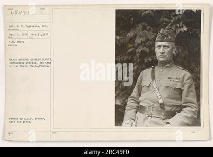 CPL. DROIT Ingleston du S.C. est photographié debout avec le major général Charles H. Muir, commandant général du 4e corps d'armée, à Boueq, Meuse, France. La date exacte de la photographie n'est pas fournie, mais elle a été passée par le censeur de l'A.E.F. Remarque : la photographie est étiquetée 28471. Banque D'Images