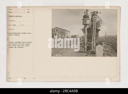 Un fonctionnaire français, le photographe Reco, capture une image en 1919 montrant les conséquences de l'artillerie allemande ciblant les chemins de fer français pendant la première Guerre mondiale. La photo révèle les dégâts considérables causés au réseau ferroviaire, symbolisant les efforts nécessaires à sa reconstruction. Cette scène a eu lieu en France. (Légende basée sur les informations d'image fournies) Banque D'Images