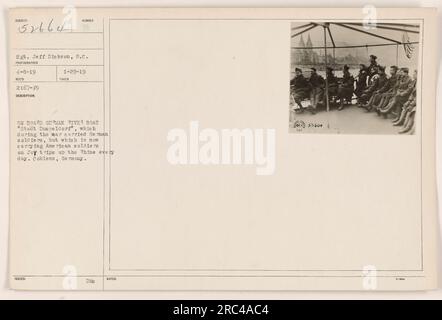 Soldats américains à bord du bateau fluvial allemand 'Stadt Dusseldorf' à Coblenz, Allemagne. Pendant la première Guerre mondiale, le bateau transportait des soldats allemands et est maintenant utilisé pour des voyages de joie sur le Rhin par les soldats américains. Photo prise le 8 avril 1919 par le sergent Jeff Dickson, S.C. (57664) Banque D'Images