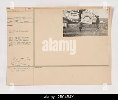 Les soldats de la 42e division, également connue sous le nom de « Rainbow Division », déploient le drapeau de leur division pour la première fois pendant la première Guerre mondiale Le sergent Price et le maître mécanicien Hudson peuvent être vus tenant le drapeau sur la photo. Cette image a été prise le 5 février 1918 à Rolampont, France. Banque D'Images