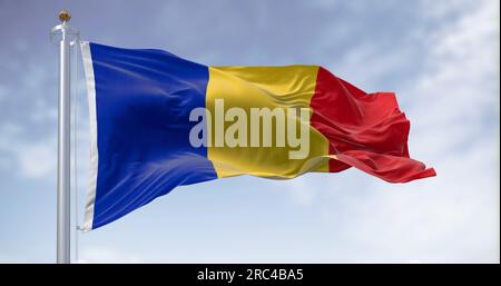 Drapeau national de la Roumanie agitant dans le vent par temps clair. Tricolore vertical bleu, jaune et rouge. rendu d'illustration 3d. Tissu flottant Banque D'Images