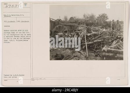 Cette photographie représente le sergent F. G. Carnochan de la 8e compagnie. La photo a été prise le 15 octobre 1918, et montre un certain nombre de mitrailleuses allemandes dans une décharge de sauvetage. En arrière-plan, un wagon allemand capturé peut être vu, qui est actuellement utilisé à la décharge de sauvetage. L'emplacement est le Q.M.C. Suippes dans la Marne, France. La photographie a passé devant le censeur de l'A.E.F. cependant, la date exacte de délivrance est inconnue. Les notes indiquent que la photographie est numérotée 7532, avec un code supplémentaire 'RZE'. Banque D'Images