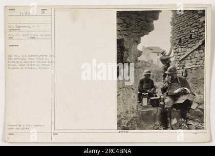 Légende : le caporal Ingleston de la 42e Division est photographié le 19 septembre 1918, capturant un téléphone allemand à Essey, en Meurthe et Moselle, en France. Cette photographie a été prise par le lieutenant-colonel R. D. Garrett, officier en chef des transmissions de la division. L'authenticité de l'image a été confirmée par le censeur de l'A.E.F. Banque D'Images