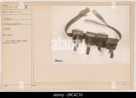 Une ceinture de trophées de guerre prise de la canonnière allemande Geier. La photographie portant le numéro 111-SC-14419 a été prise par un photographe de C. P. I. le 30 juillet 1918 et reçue par le bureau des archives de C. P. I. Cette image fait partie d'une collection d'activités militaires américaines pendant la première Guerre mondiale. Banque D'Images